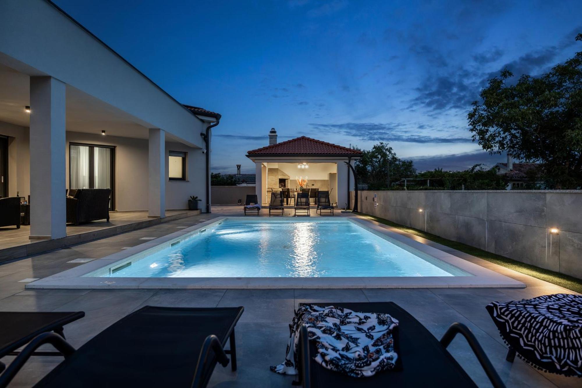 Villa Speranza With Illuminated Pool Pula Exterior foto